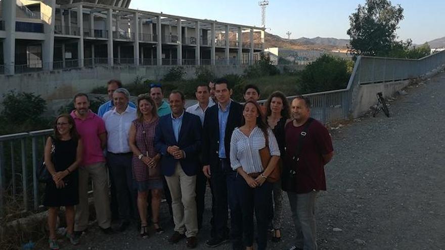 Juan Cassá, con sus compañeros de partido, junto al cauce del Guadalmedina.