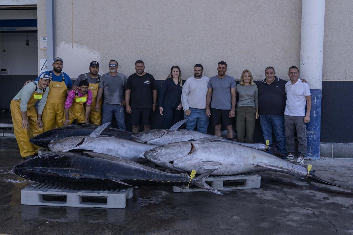Tripulación del Nuevo Olimar junto a concejales del Ayuntamiento de Mogán con cinco ejemplares de atún rojo descargados en Arguineguín.