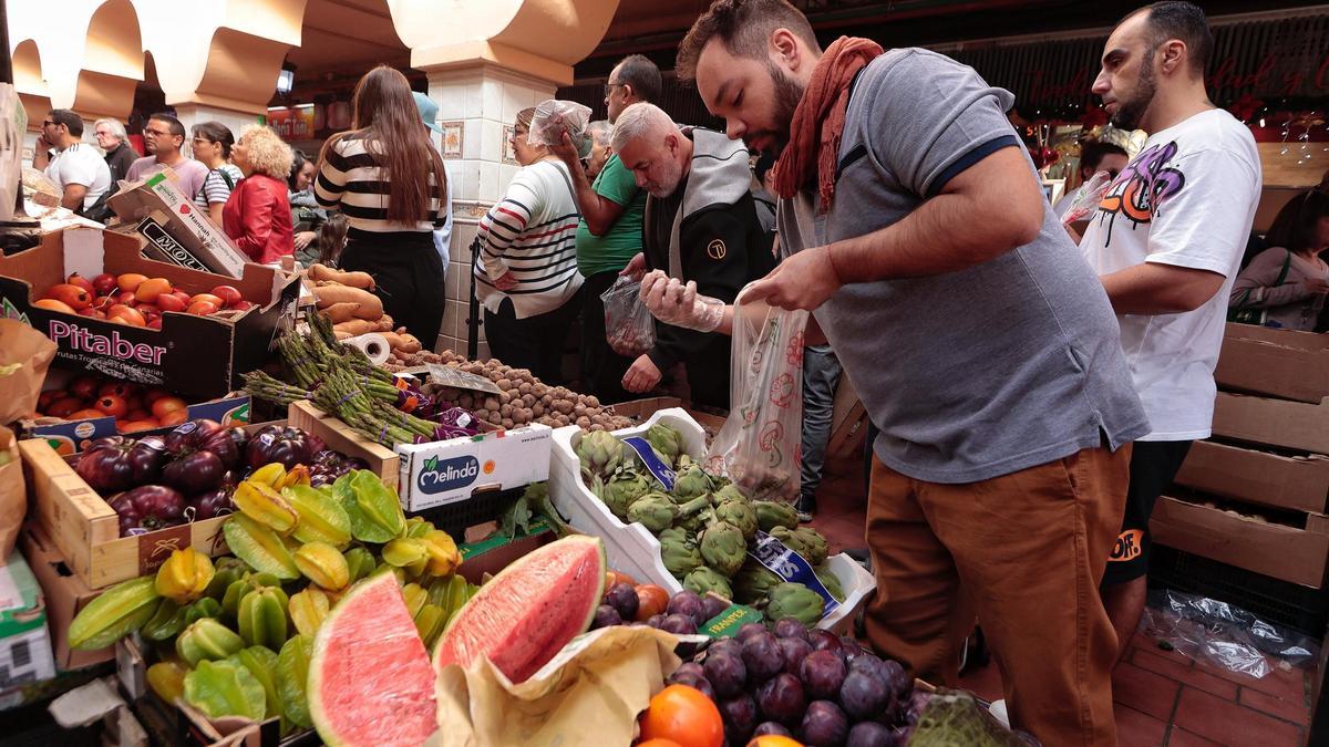 Un cliente en un puesto de fruta y verdura del mercado.