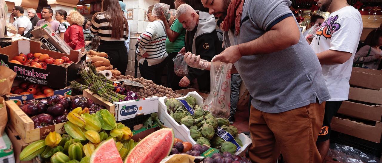 Un cliente en un puesto de fruta y verdura del mercado.