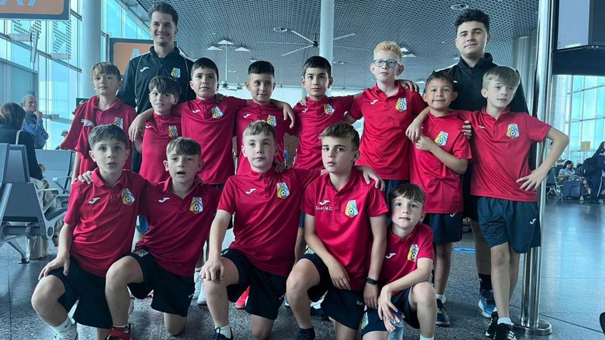 El equipo estradense, con sus entrenadores, en el aeropuerto.
