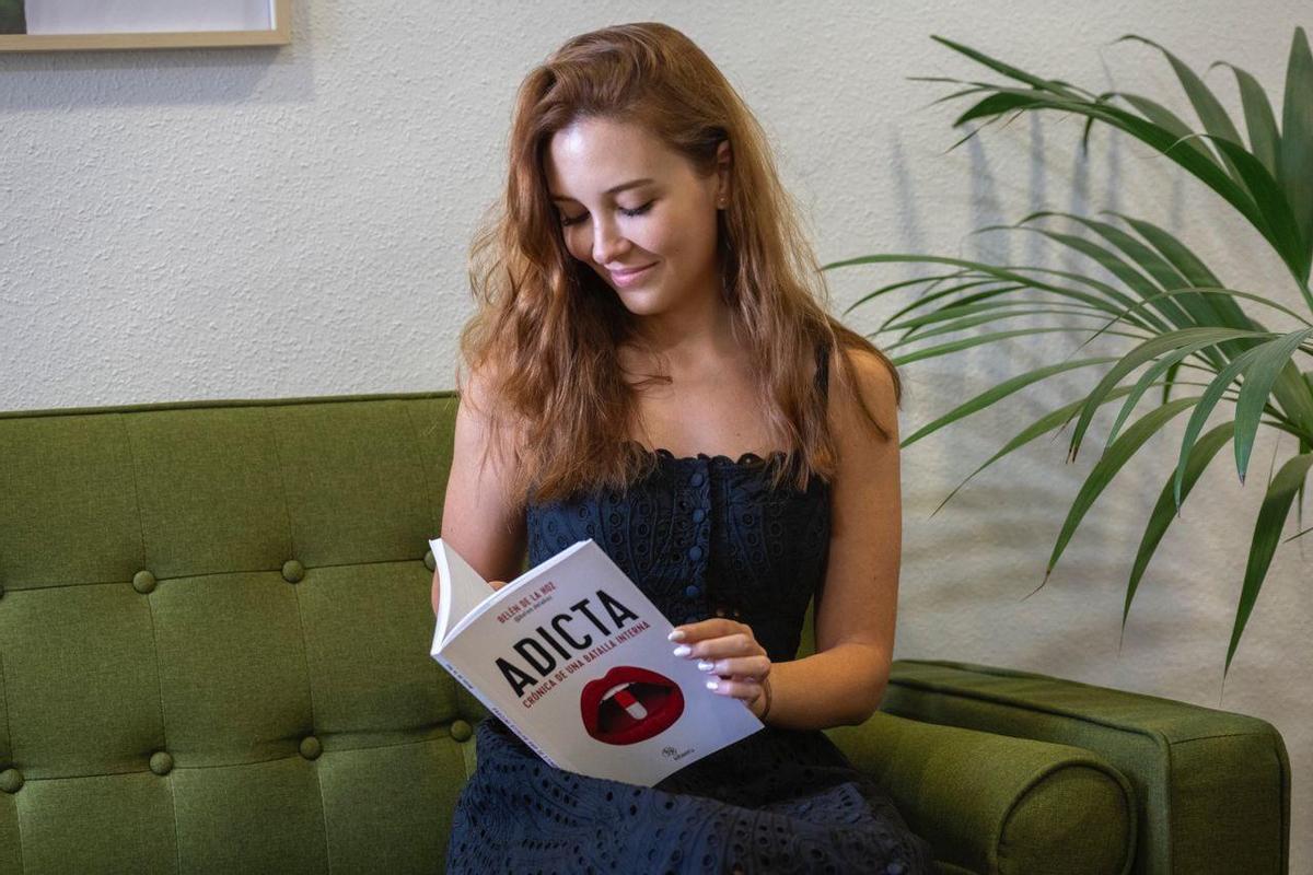 Belén de la Hoz con su libro, 'Adicta'.