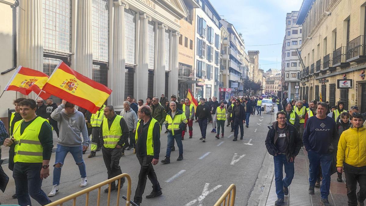 Cientos de agricultores caminan este miércoles por el centro de Huesca.