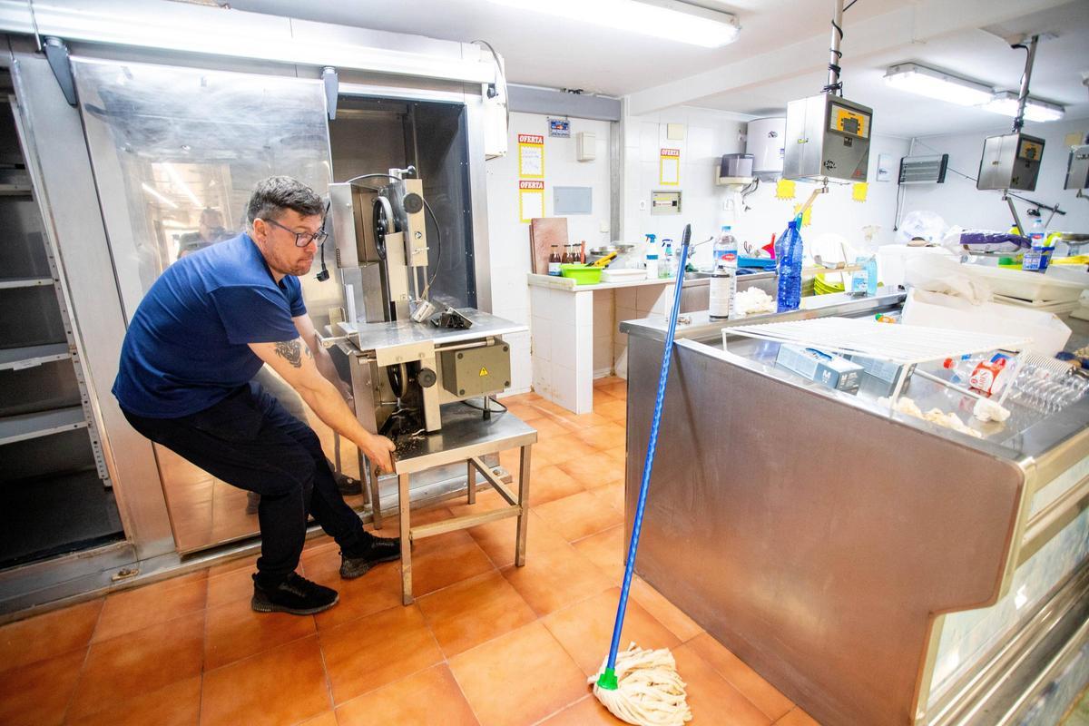 Un comercio afectado por la dana