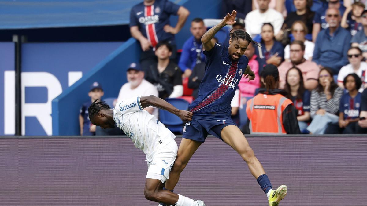 Bradley Barcola intenta zafarse del agarrón de Darlin Yongwa, del Lorient.