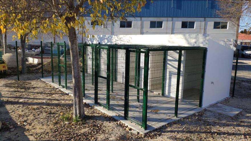 Las casetas para acoger a perros y gatos de Bellreguard construidas en un espacio público.