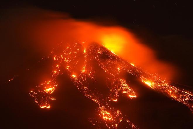 El volcán Etna entra en erupción y deja unas imágenes nunca vistas