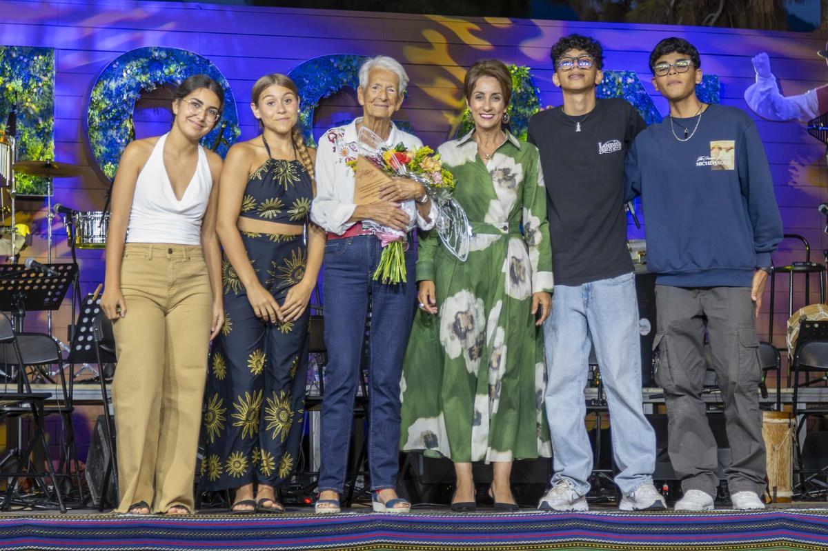Natasha Betancor y Onalia Bueno con jóvenes del casco muy queridos por la pregonera.