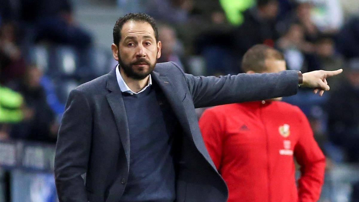 Pablo Machín da instrucciones durante un partido del Girona.