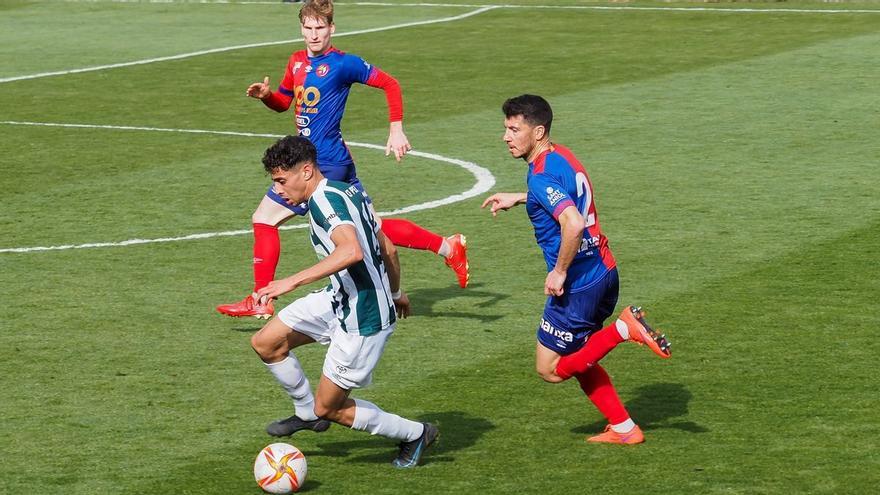 El Peralada s&#039;emporta el derbi al camp de l&#039;Olot (1-2)