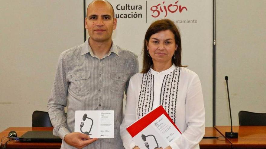 Miguel Ángel Lurueña y Montserrat López, ayer, en la presentación en Gijón de las jornadas &quot;Aliméntate con ciencia&quot;.