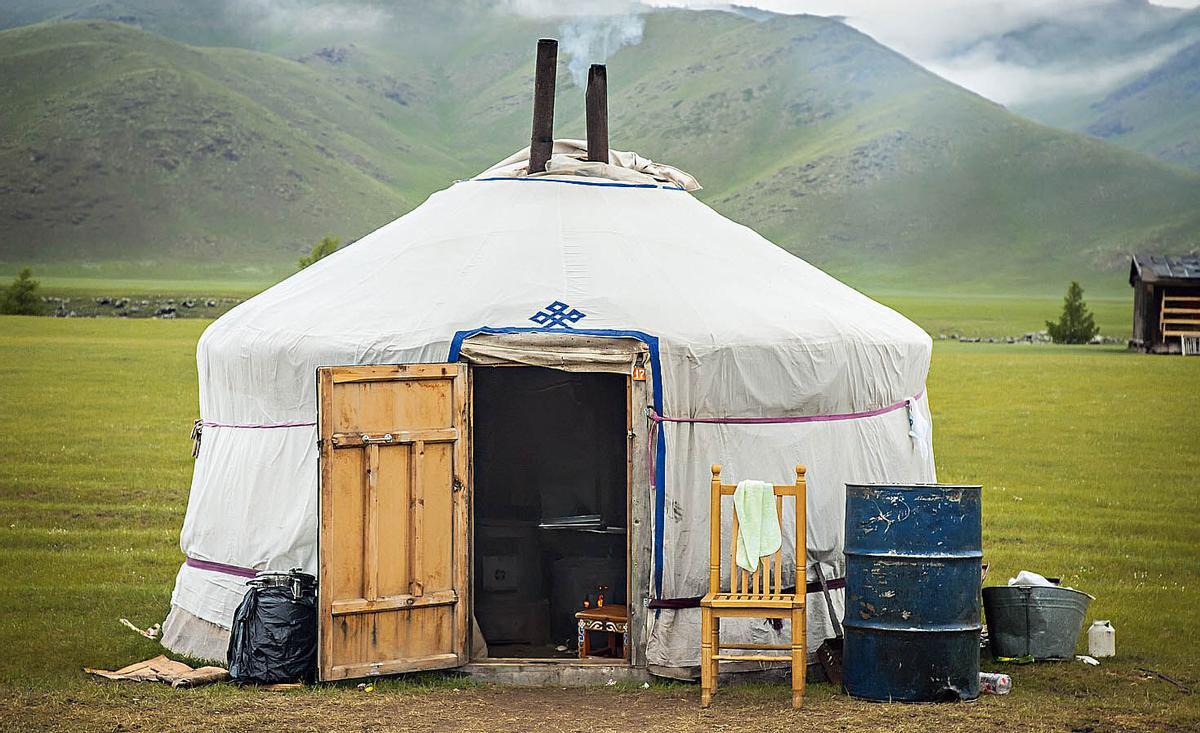 Fotografía de una yurta en mitad del monte, de archivo.