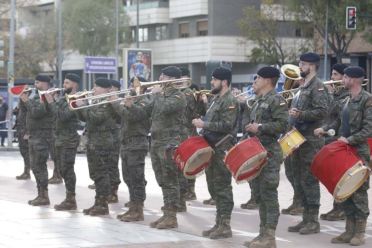 Izado de l bandera de España en Córdoba