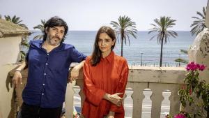 La pareja literaria Ariadna Castellarnau y Facundo Piperno en su casa-estudio en el Maresme