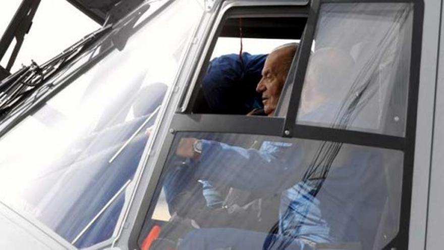 Don Juan Carlos ha pilotado un nuevo helicóptero militar