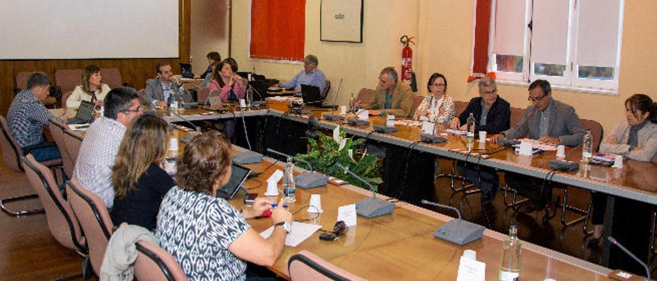 El vicerrector Marcos Peñate (2ºd), durante la presentación del doble grado aprobado ayer en el Consejo de Gobierno de la ULPGC.