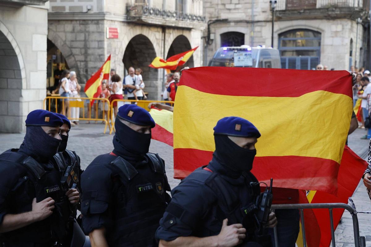Les imatges de la manifestació i contramanifestació per l'entrada d'immigrants a Ceuta Les imatges de la manifestació i contramanifestació per l'entrada d'immigrants a Ceuta