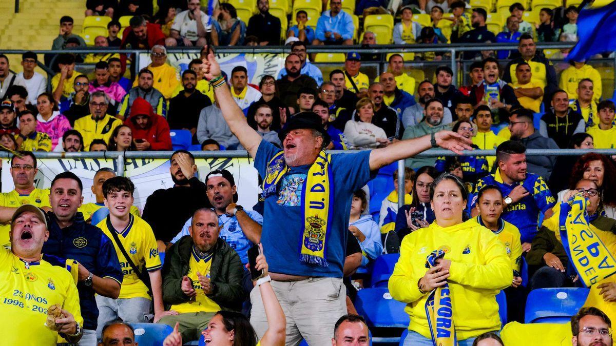 Un aficionado de la UD festeja el tanto de Barcia ante el Cádiz en el Gran Canaria.