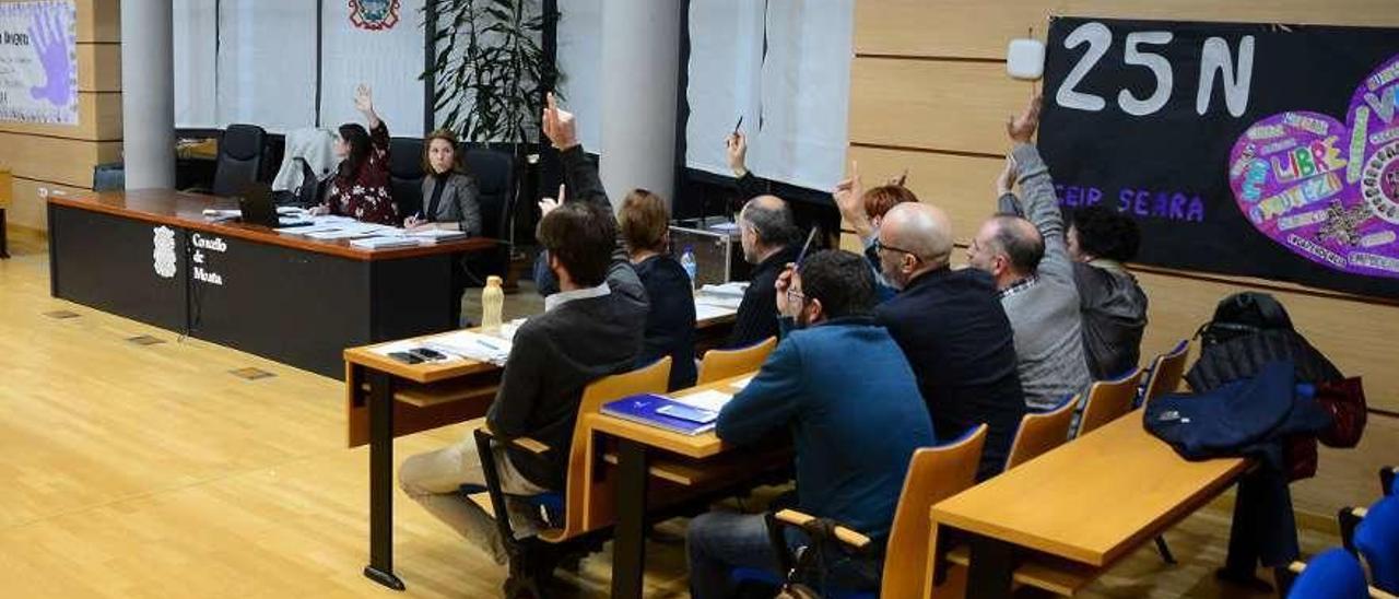 Ediles del gobierno bipartito BNG-PSOE en una votación en el pleno de enero. // G.N.