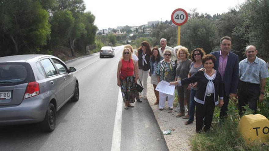 Vecinos de Cortijo de Maza con el candidato socialista José Ortiz, en el tramo de Torremolinos.