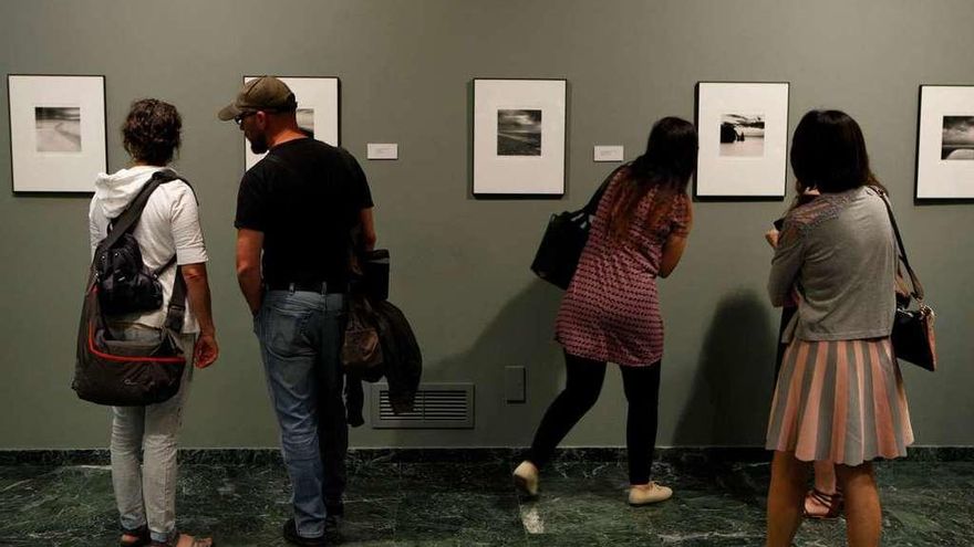 Visitantes del Evaristo Valle, ante las fotografías de Michael Kenna.