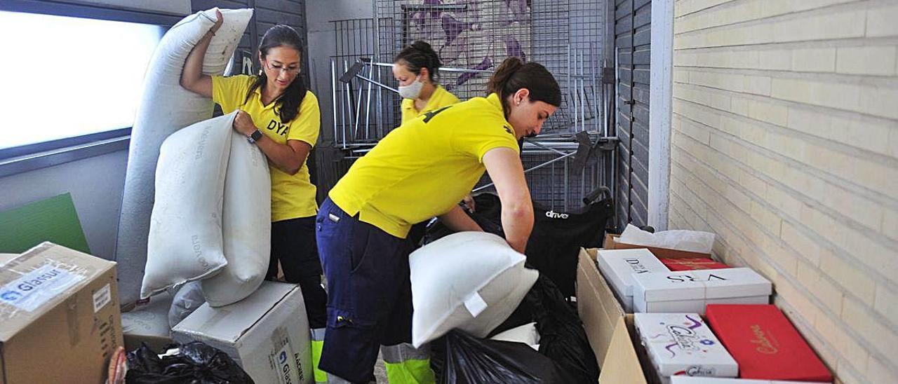 Trabajadores de DyA y voluntarios desmontando el albergue que ha estado en activo cuatro meses.