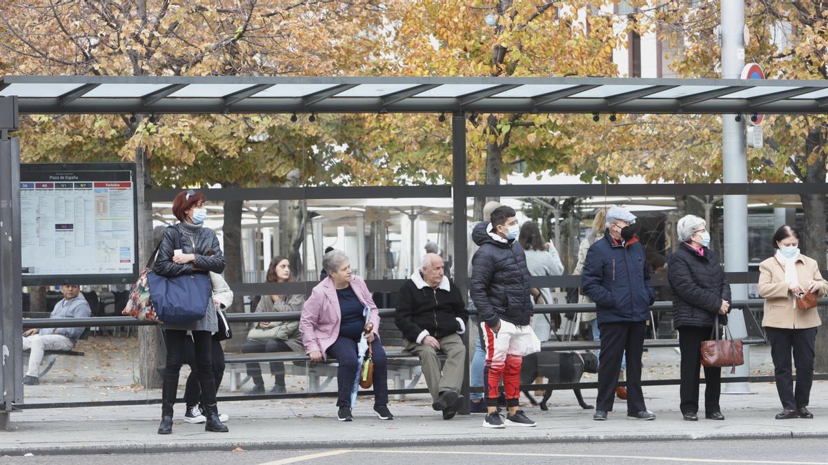 Usuarios del bus esperando, este lunes, el día en el que regresaban los paros al servicio del bus urbano de Zaragoza.