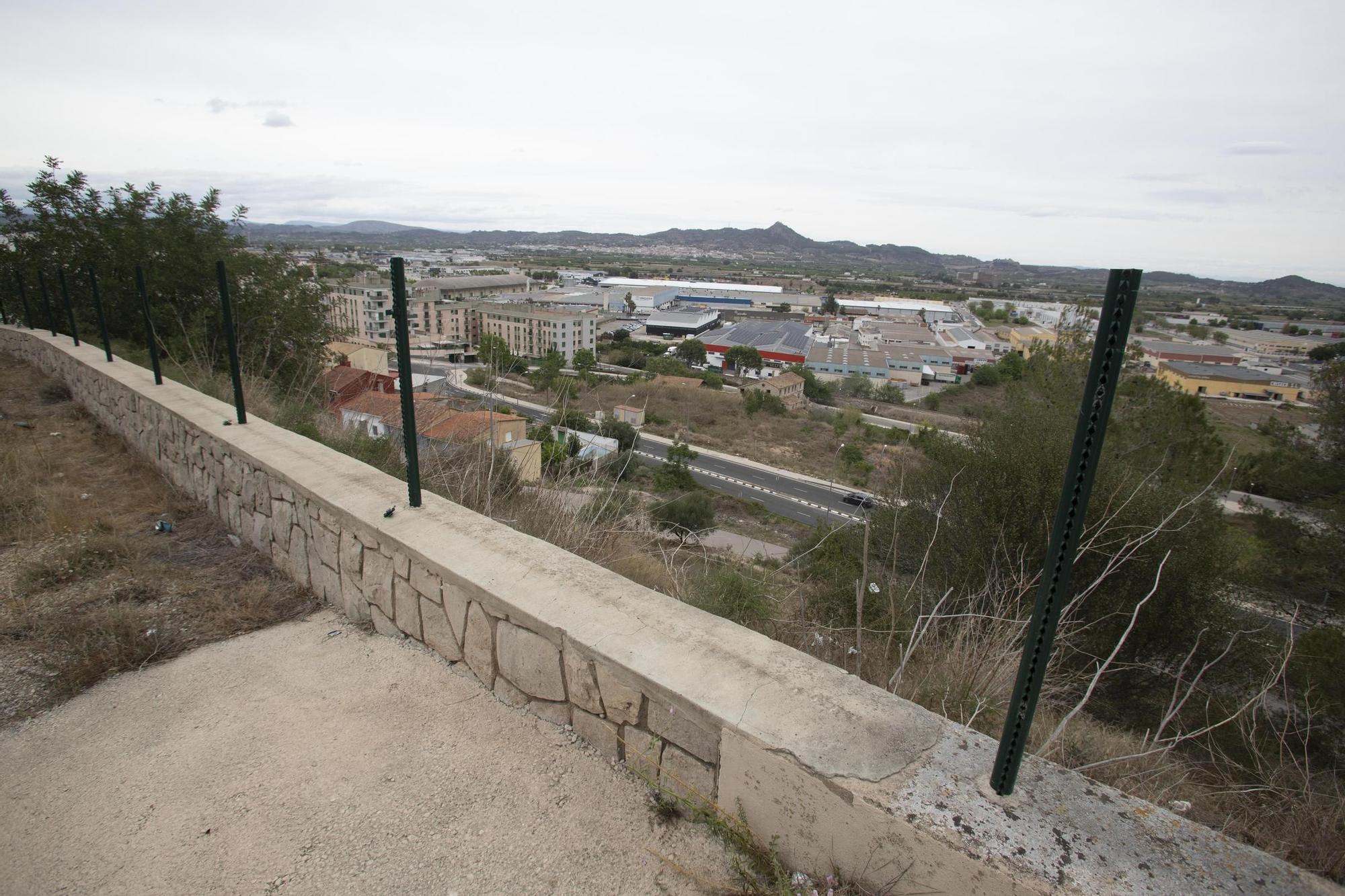 Los "cacos" se llevan parte del vallado del mirador de Bixquert