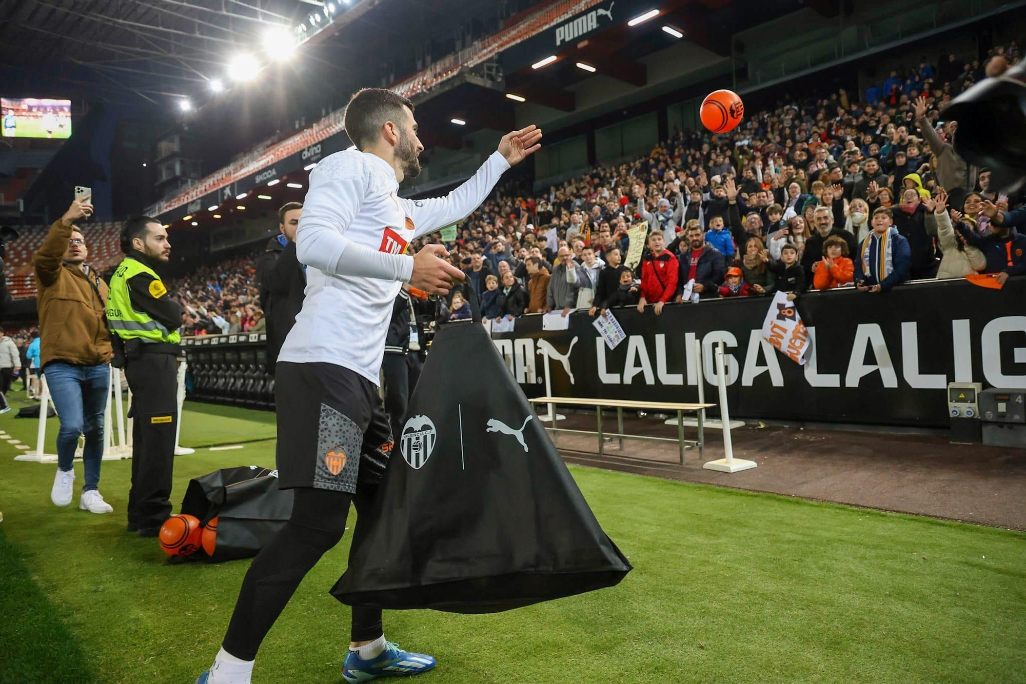 La afición se vuelca con el Valencia CF en el entrenamiento de Mestalla