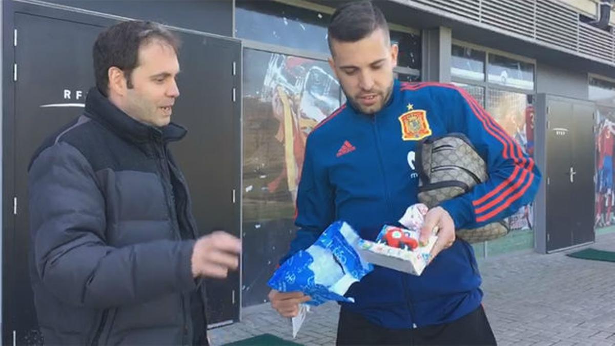 Jordi Alba recibe el regalo de SPORT