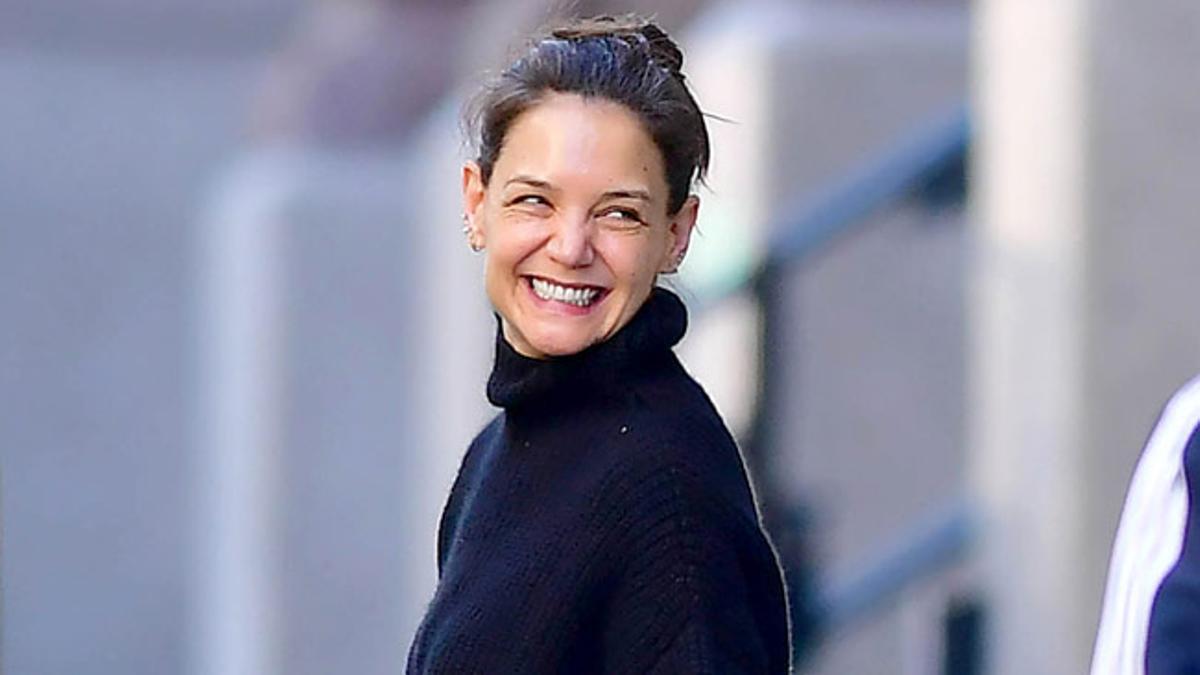 Katie Holmes, con jersey oscuro y recogido messy