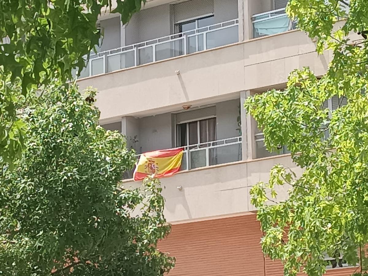 Bandera de España ondeando este miércoles en un municipio del área metropolitana
