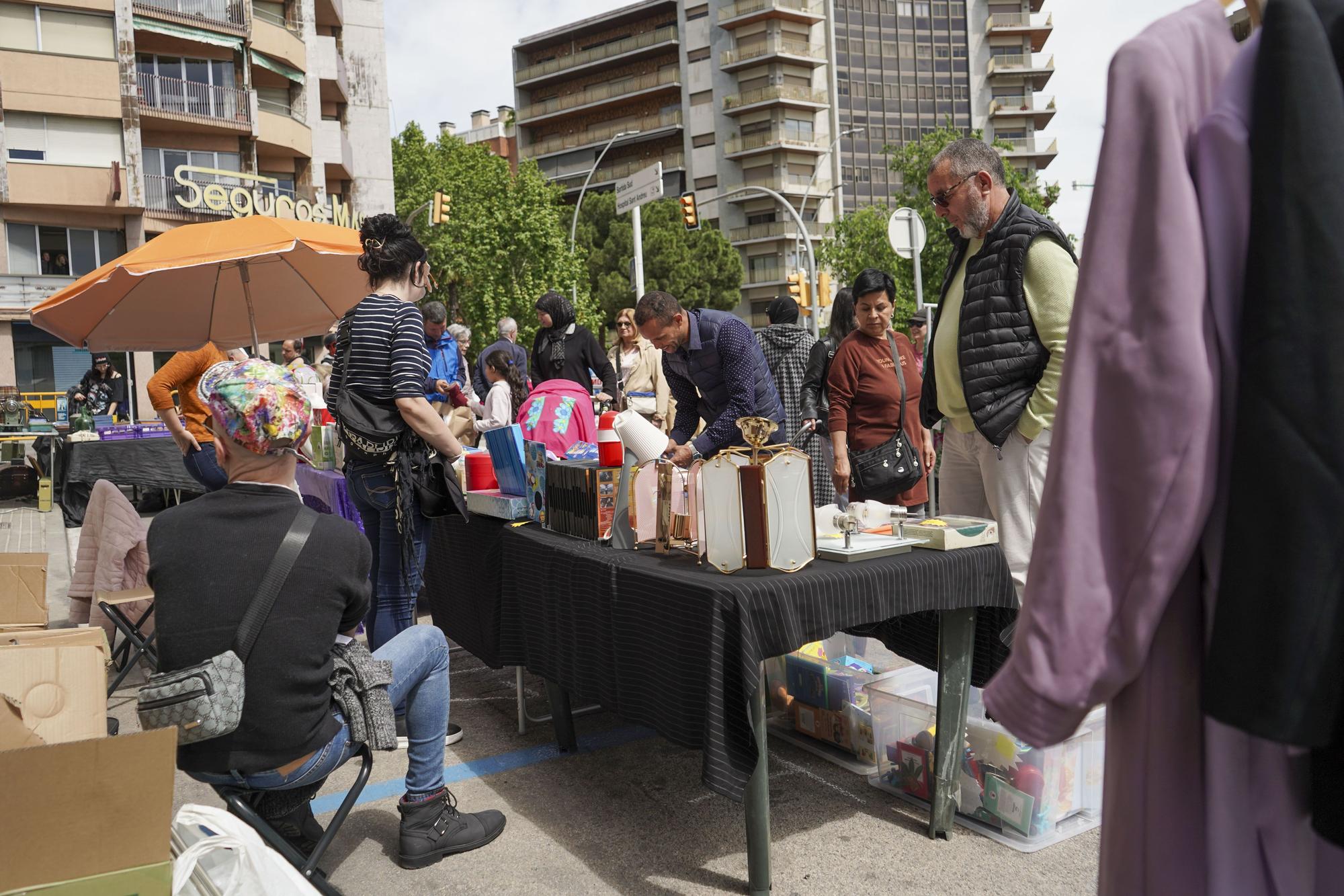 Veïns del barri Vic-Remei celebren la participació en el seu mercat de 2na mà