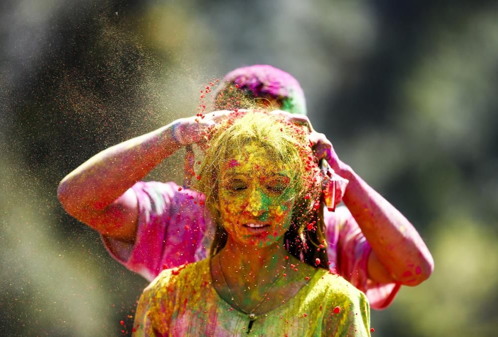 Explosión de color en el festival Holi en Katmandú, Nepal.