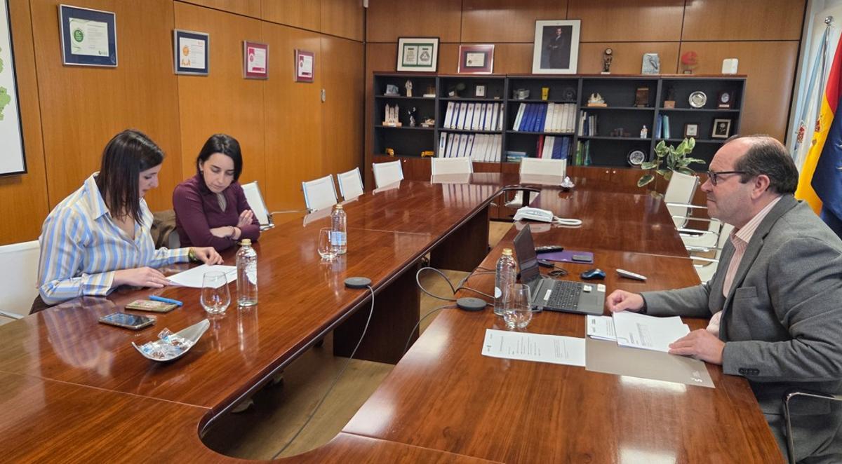 La presidenta y la gerente de la Mancomunidade, Leticia Santos y Alba Álvarez, con el presidente de Sogama, Javier Domínguez Lino, en la sede de la empresa pública en Cerceda.