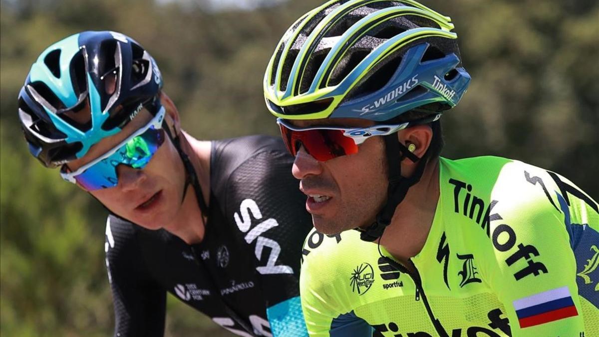 Chris Froome se interesa por la salud de Alberto Contador, durante la quinta etapa del Tour
