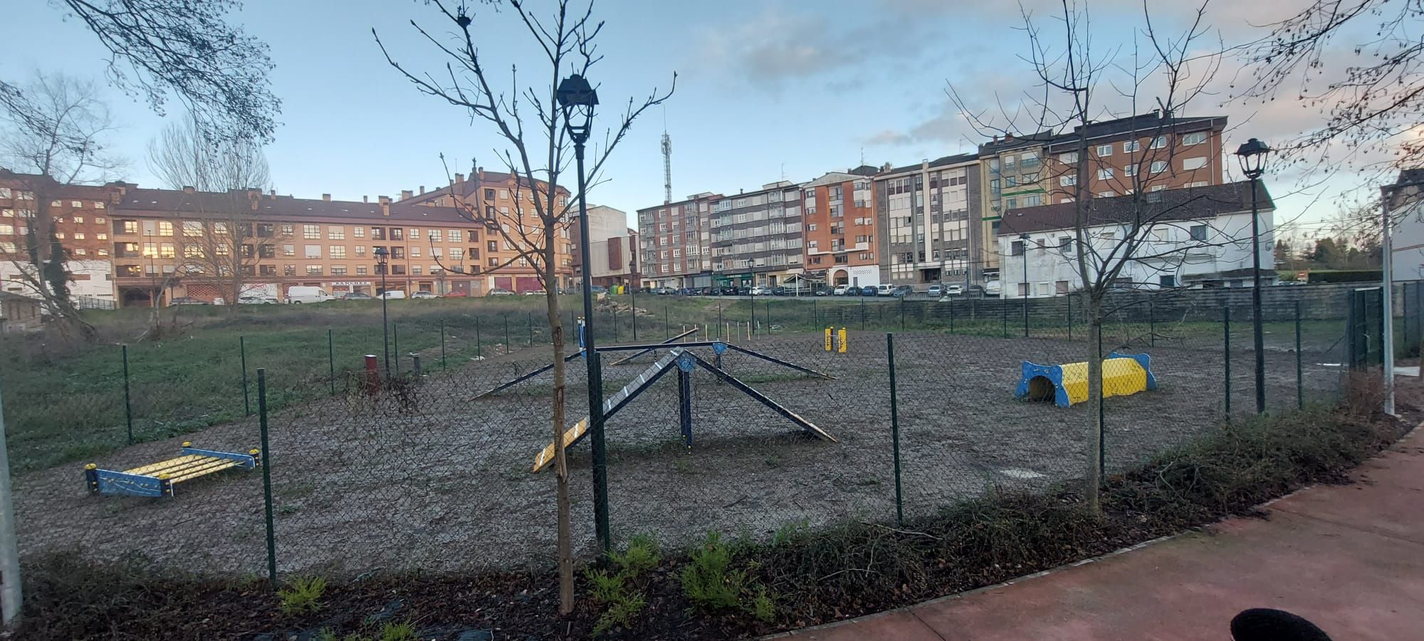 Así se ve ya el parque para perros de Posada de Llanera, con un moderno circuito de obstáculos