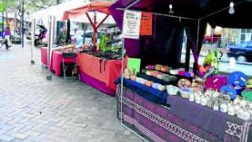 El mercadillo de arte ambienta la zona centro