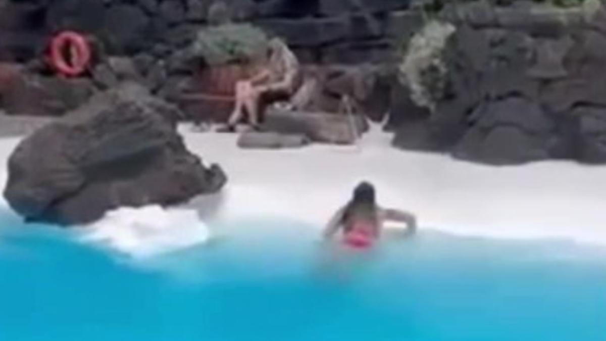 Una turista sale de la piscina de los Jameos del Agua tras darse un baño.