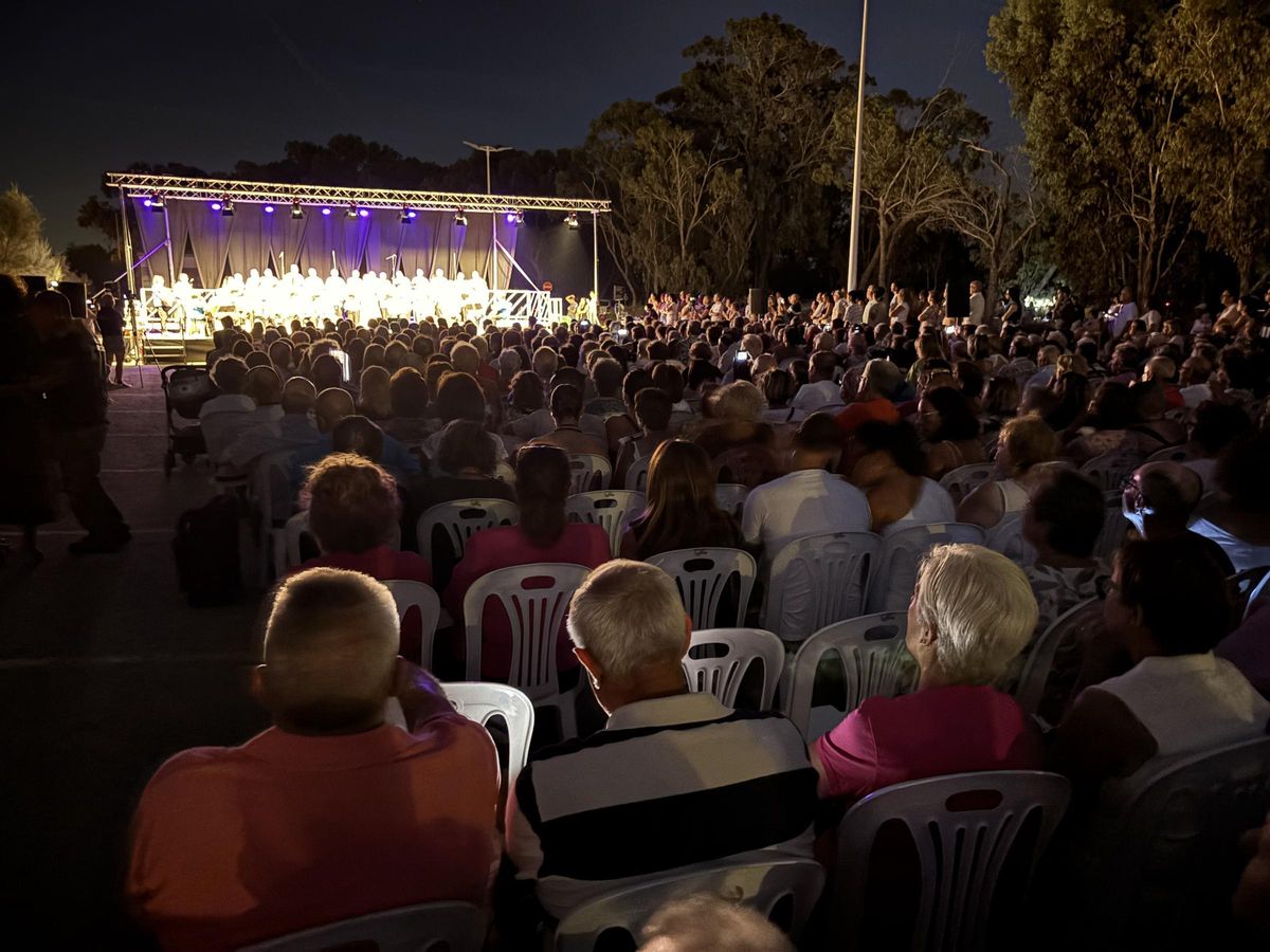Bastante más de 1.000 personas presenciaron el evento musical en la playa del Pinet en Elche