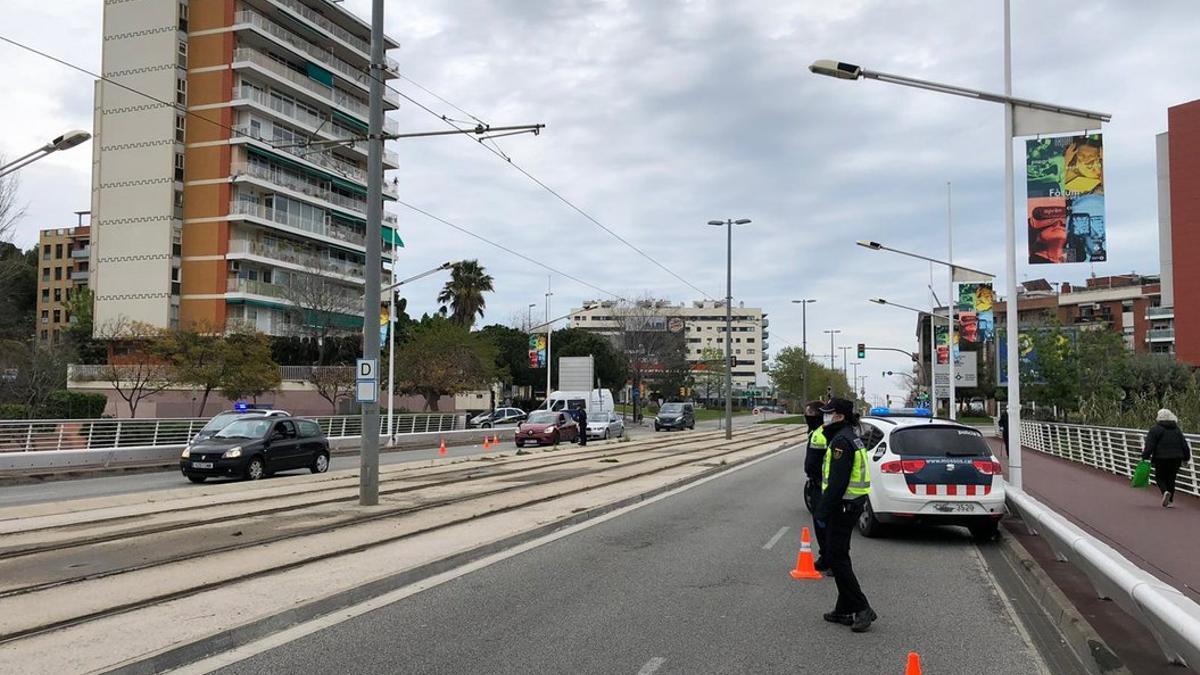 La Policía Local de Esplugues realiza controles para supervisar que se cumple la orden de confinamiento