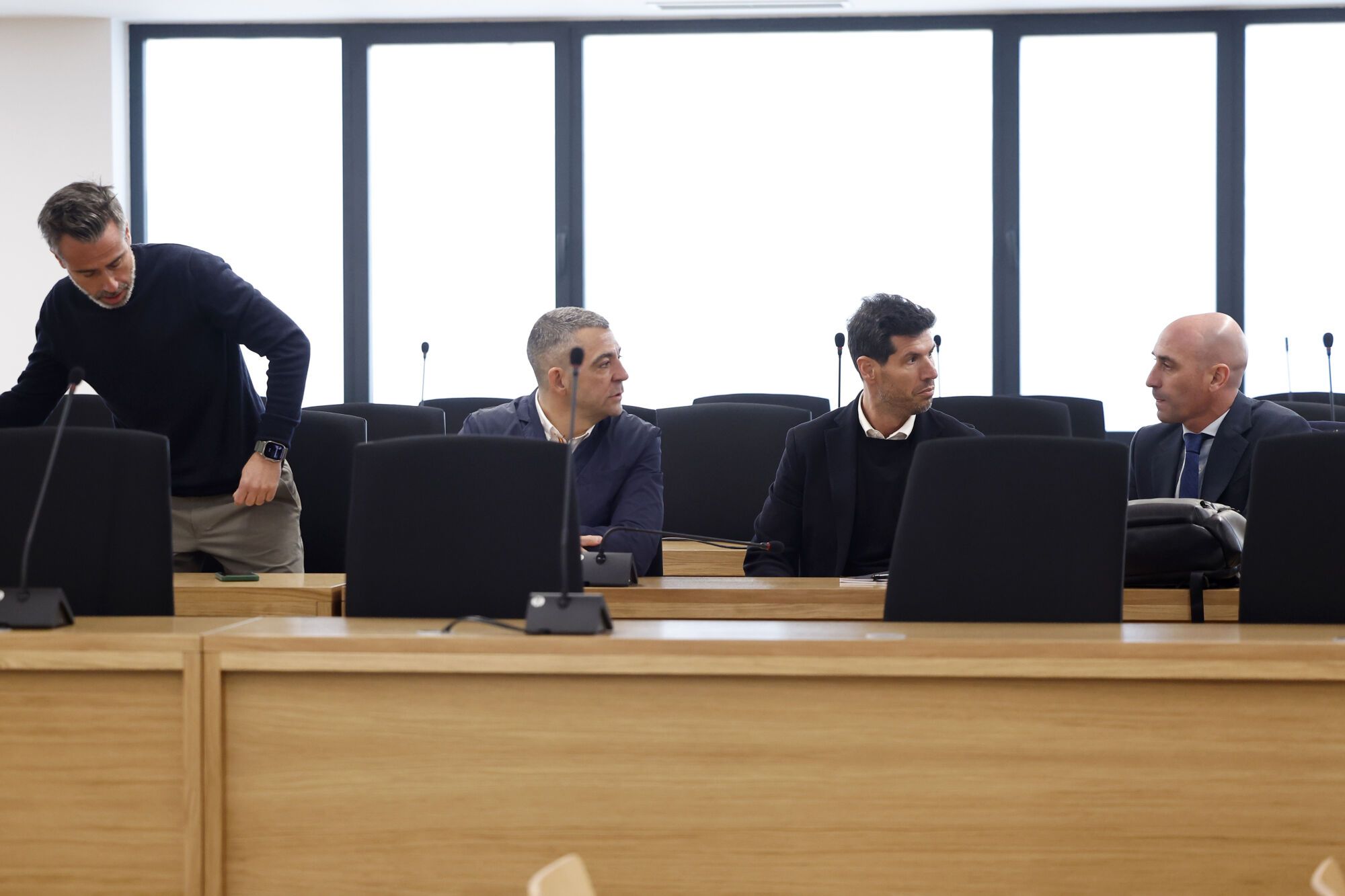 SAN FERNANDO DE HENARES (MADRID), 03/02/2025.- El expresidente de la Federación Española de Fútbol (RFEF) Luis Rubiales (d), acusado de agresión sexual y coacciones; el exdirector deportivo de la selección masculina Albert Luque (2d); el exentrenador de la femenina Jorge Vilda (i), y el antiguo responsable de Marketing de la RFEF Rubén Rivera (2i) durante el juicio contra el expresidente de la RFEF y otros miembros de la federación por el beso que Rubiales dio a la jugadora Jenni Hermoso tras la victoria del Mundial en Sídney (Australia) el 20 de agosto de 2023 y que ella asegura que no consintió. EFE/Chema Moya ***POOL***. ***POOL***