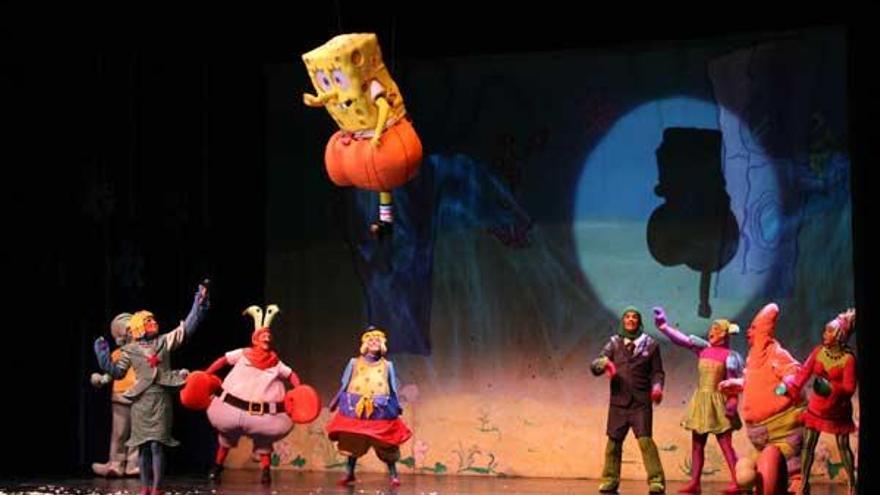 Bob Esponja embelesa a niños y adultos con su vuelo en el auditorio Mar de Vigo