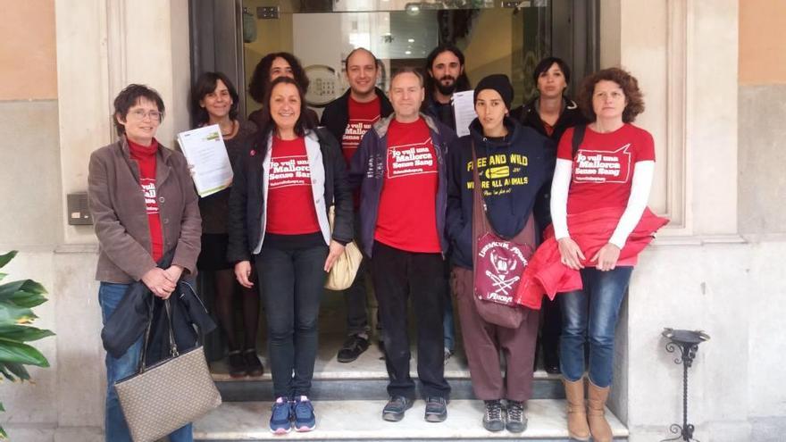 Antitaurinos y representantes del Pacto, ayer en el Parlament.