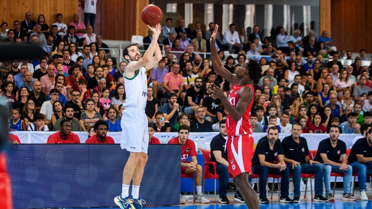 Guillem Vives lanza a canasta en la semifinal ante el BAXI Manresa