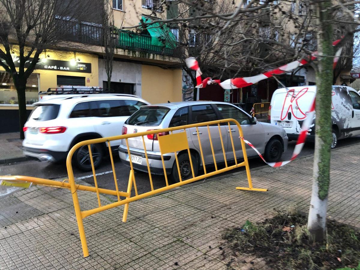 Un muro se desploma en el Instituto El Brocense