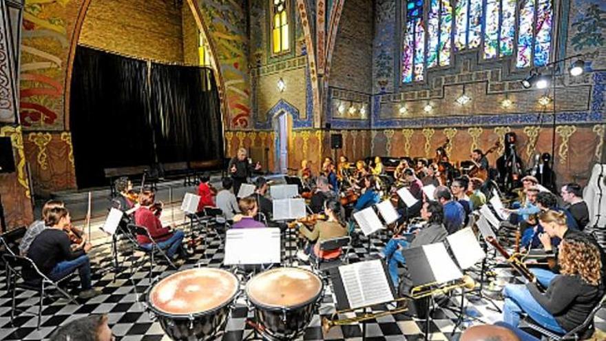 assaig a la capella del COl·legi Major Ramon Llull de l&#039;Escola Industrial, ahir. El manresà Oriol Pérez, en primer terme; al fons, els músics de l&#039;Orquestra del MontsalvatEdmon Colomer, dirigint la formacióImatge dels músics durant l&#039;assaig d&#039;ahir.