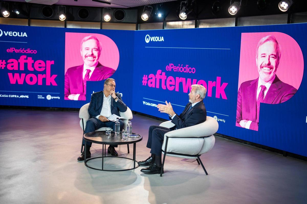 El presidente del Gobierno de Aragón, Jorge Azcón, y Albert Sáez, director de Contenidos de Prensa Ibérica, participan en un encuentro del ciclo Afterwork celebrado en Barcelona