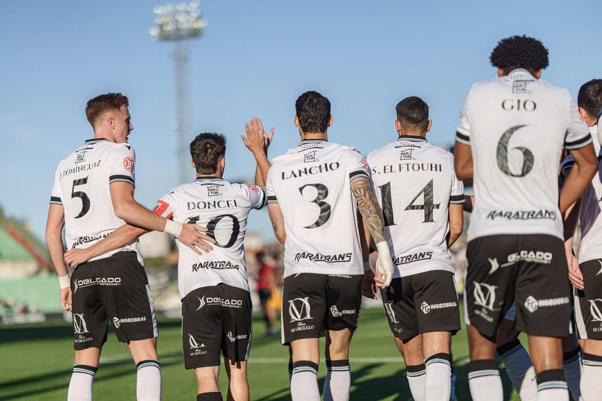 Los jugadores del Mérida, celebrando el 2-1.