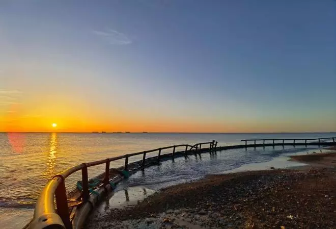 Sigue en Pinedo la jaula de piscifactoría que el temporal Celia dejó varada en la playa